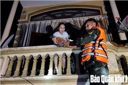 Xuyên đêm hỗ trợ thực phẩm và cứu dân